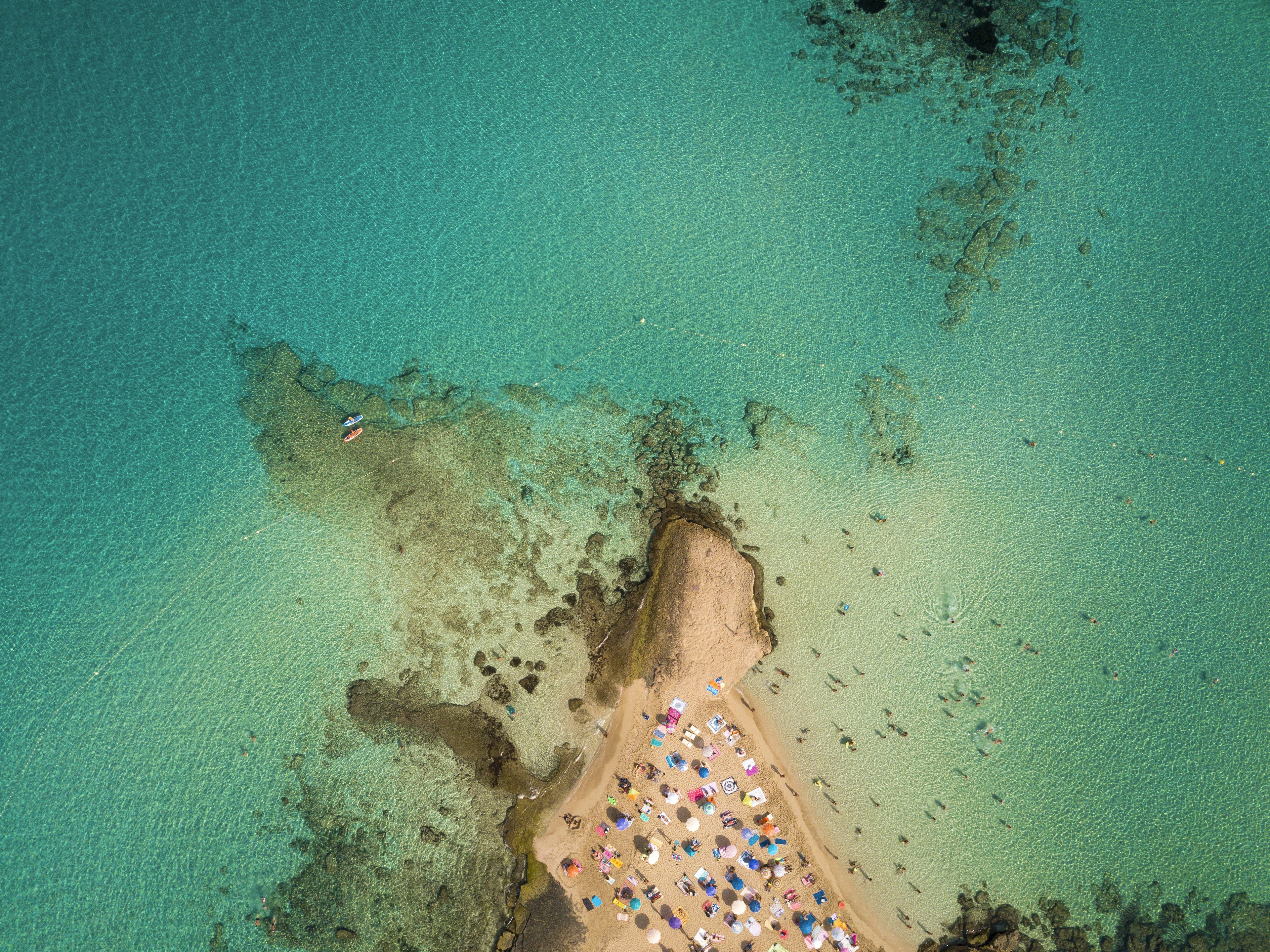 Cala Conta es una de las playas más bonitas y más famosas de la isla de Ibiza, sus colores y la limpieza de sus aguas hacen que sea una visita obligatoria para turistas.