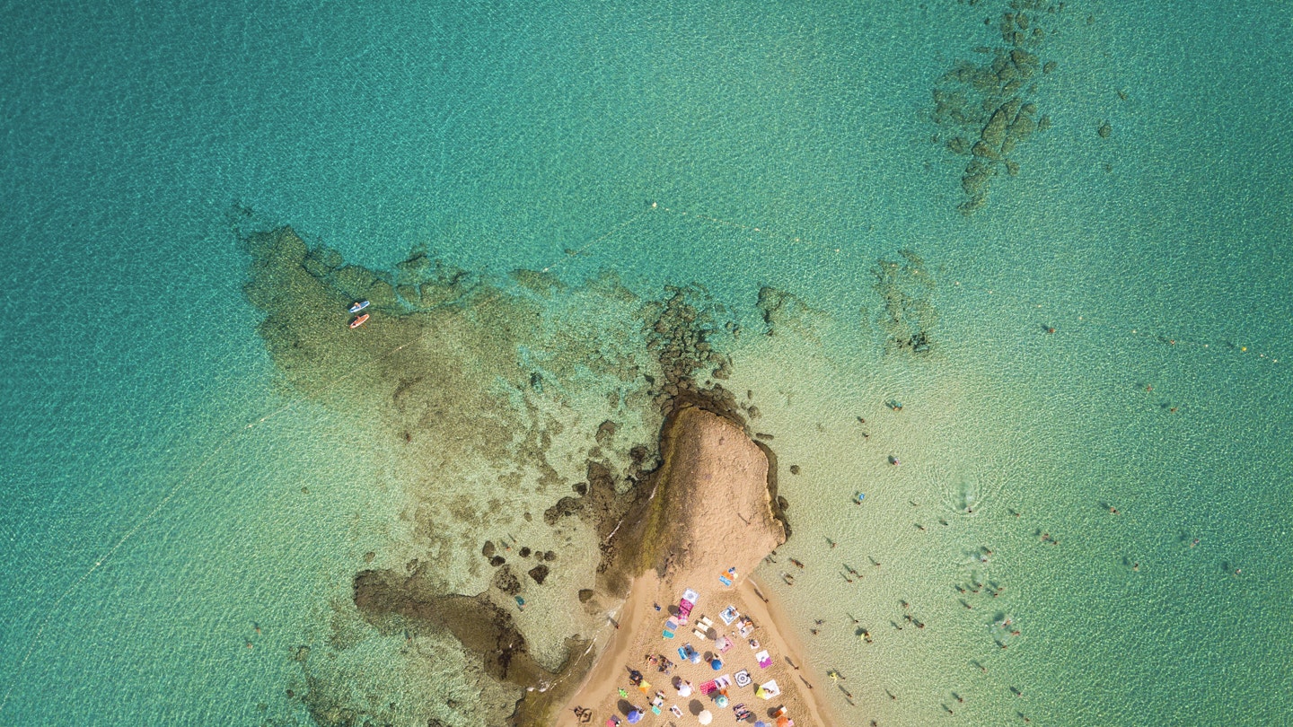 Cala Conta es una de las playas más bonitas y más famosas de la isla de Ibiza, sus colores y la limpieza de sus aguas hacen que sea una visita obligatoria para turistas.