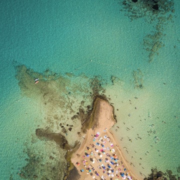 Cala Conta es una de las playas más bonitas y más famosas de la isla de Ibiza, sus colores y la limpieza de sus aguas hacen que sea una visita obligatoria para turistas.