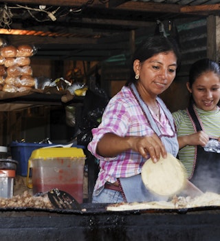 Food stalls in the evening market in Nahuizalco. El Salvador. Central America. (Photo by: Paolo Picciotto/REDA&CO/Universal Images Group via Getty Images)