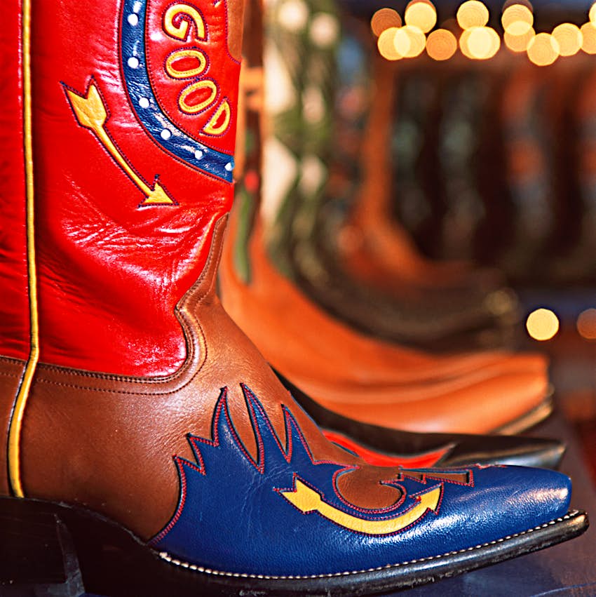 Raudonų ir mėlynų kaubojiškų batų pora „Rocketbuster Boots“, El Paso, Teksasas, JAV