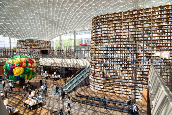 A new library opens in Asia's largest underground shopping center ...