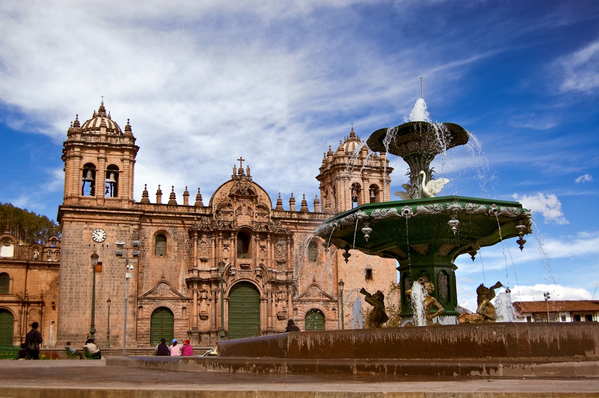 A large fountain and Cusco Cathedral in Plaza-de-Armas.