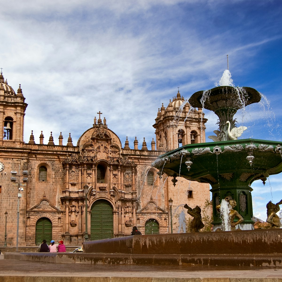 A large fountain and Cusco Cathedral in Plaza-de-Armas.