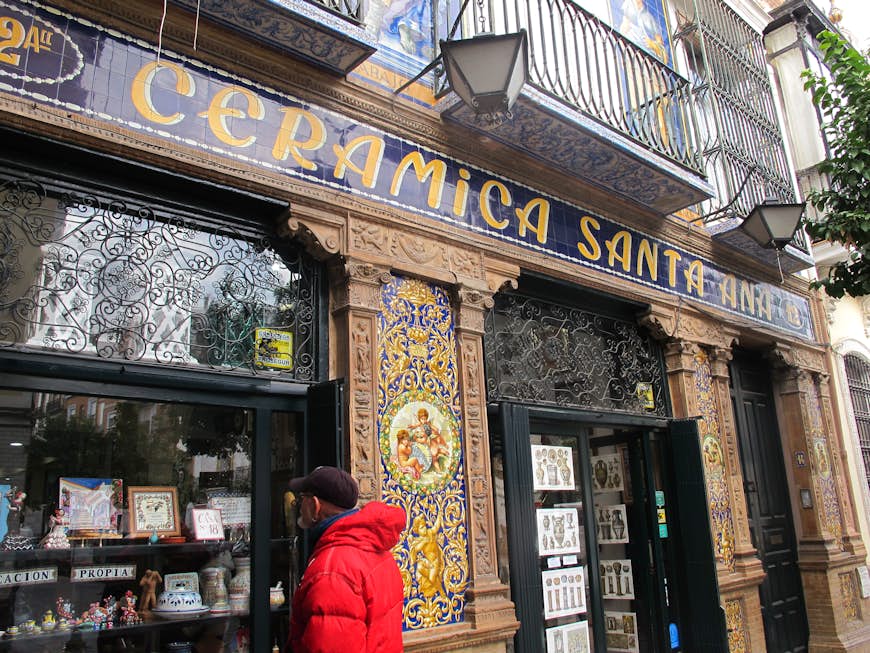 Fasad av butik "Ceramica Santa Ana" i Triana Sevilla