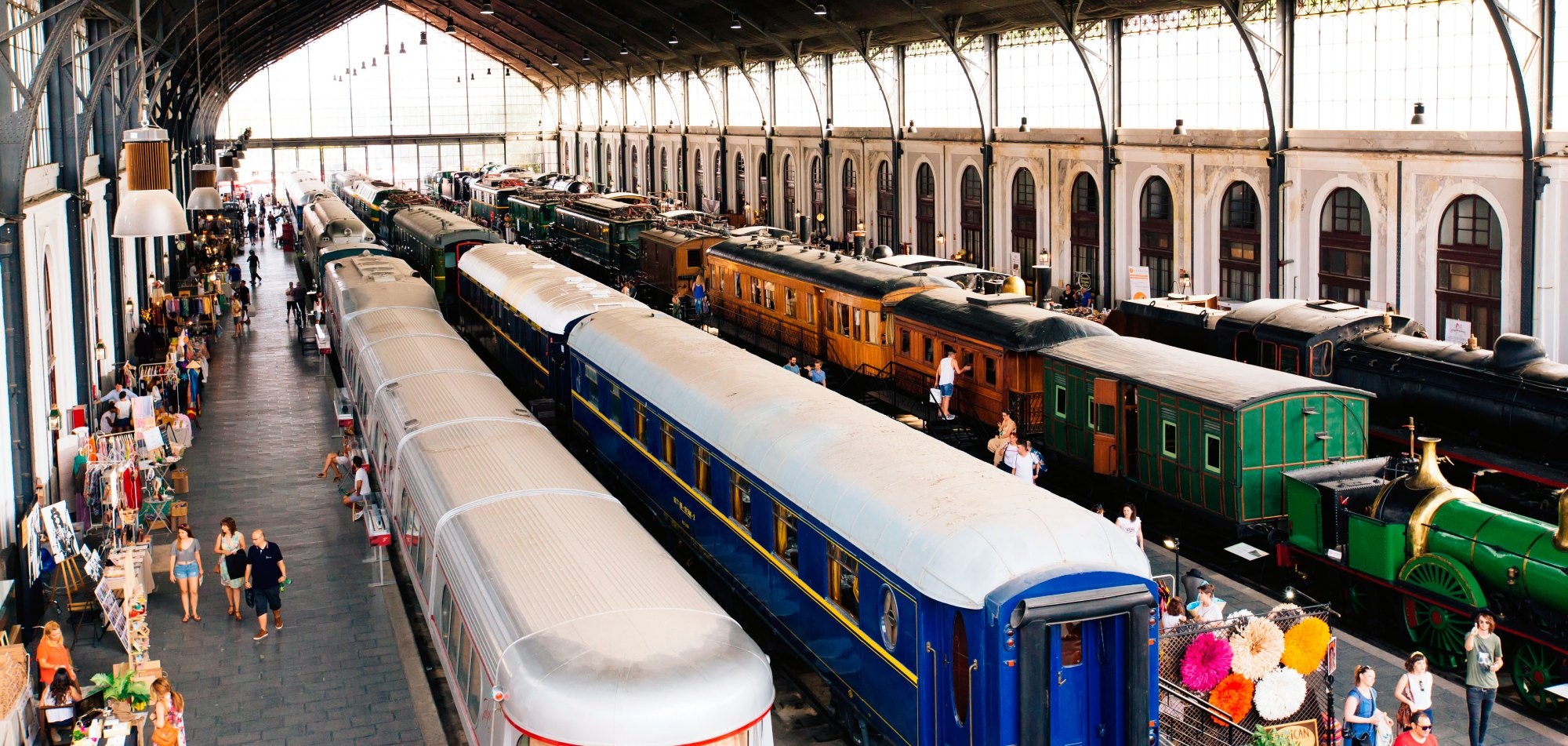Old trains displayed at platforms at Mercado de Motores, El Museo del Ferrocarril.