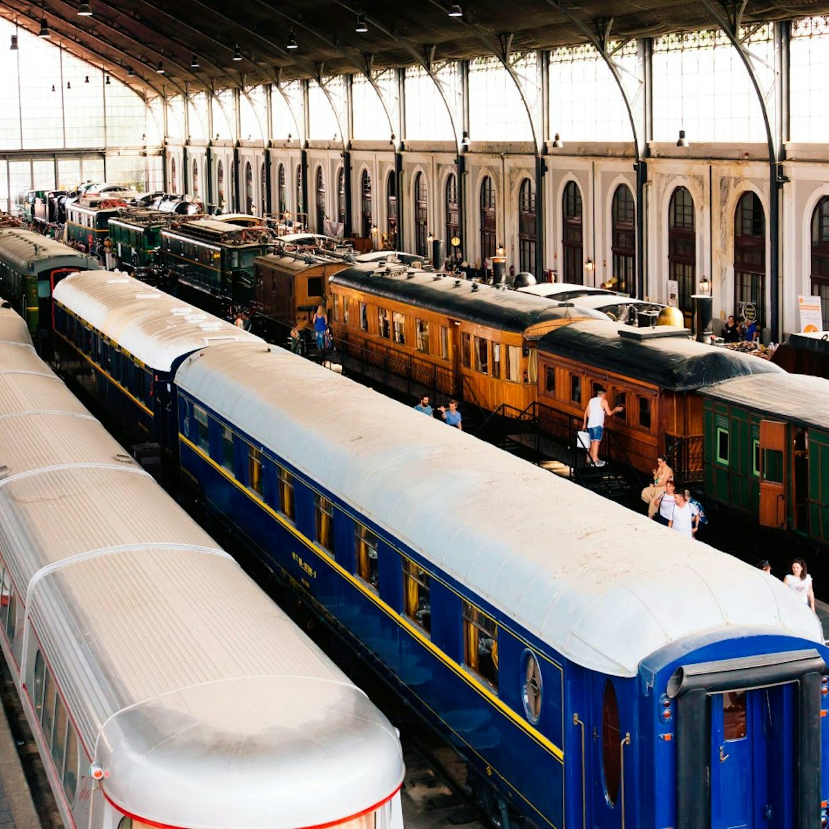 Old trains displayed at platforms at Mercado de Motores, El Museo del Ferrocarril.
