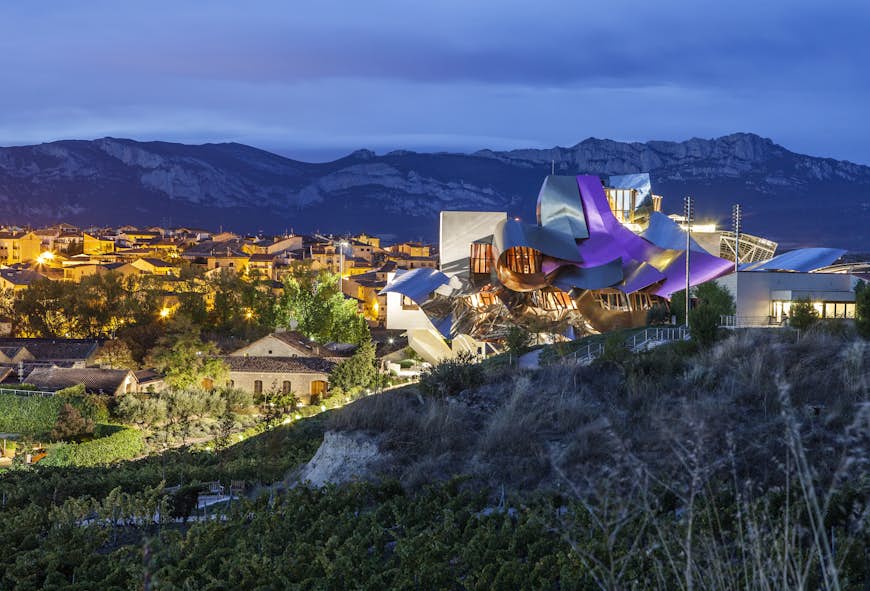 Frank Gehry-designade Hotel Marqués de Riscal på natten