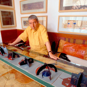 MOROCCO - CIRCA 2001: Morrocan painter Farid Belkahia in Marrakech, Morocco in 2001. (Photo by Jean-Luc MANAUD/Gamma-Rapho via Getty Images)