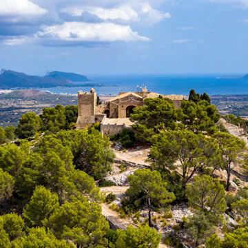 Spain, Balearic Islands, Majorca, Pollena, Town and Santuario del Puig de Maria, aerial view - stock photo
Luftaufnahme, Spanien, Balearen, Mallorca, Tramuntana-Gebierge, Pollenca, Santuari de la Mare de Déu del Puig
Santuari de la Mare de Déu des Puig