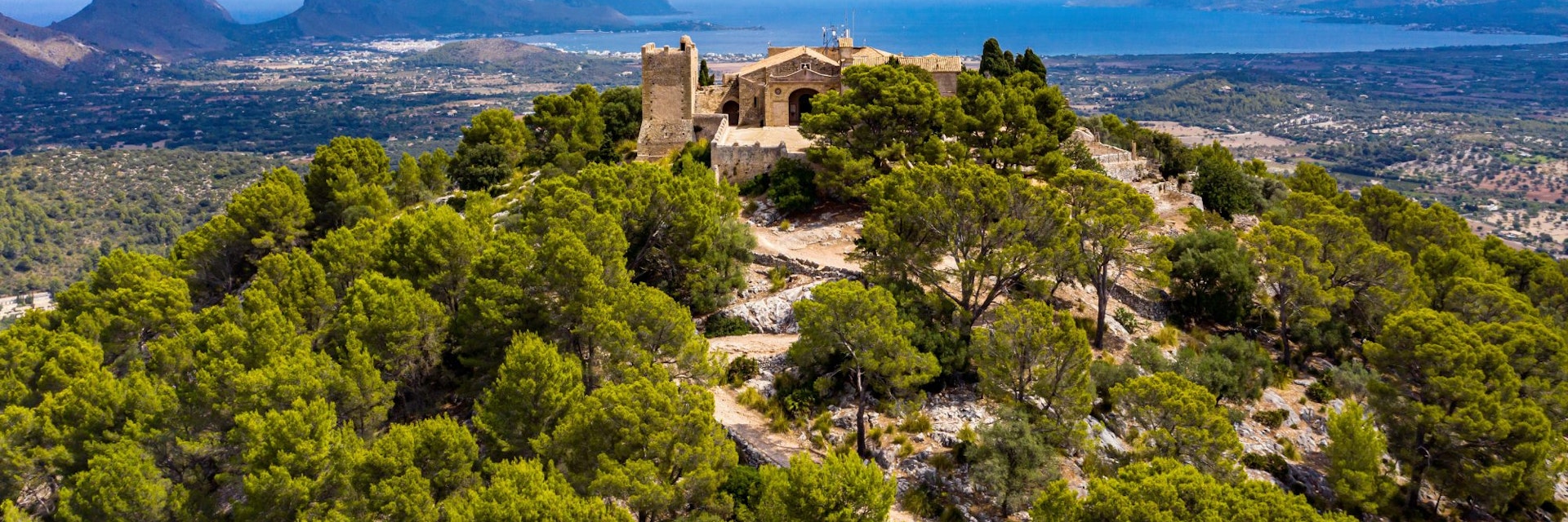 Spain, Balearic Islands, Majorca, Pollena, Town and Santuario del Puig de Maria, aerial view - stock photo
Luftaufnahme, Spanien, Balearen, Mallorca, Tramuntana-Gebierge, Pollenca, Santuari de la Mare de Déu del Puig
Santuari de la Mare de Déu des Puig