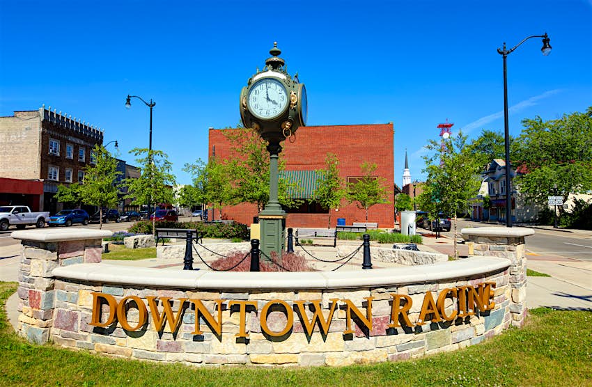 Un panneau du centre-ville de Racine devant une petite tour de l'horloge à Racine, Wisconsin
