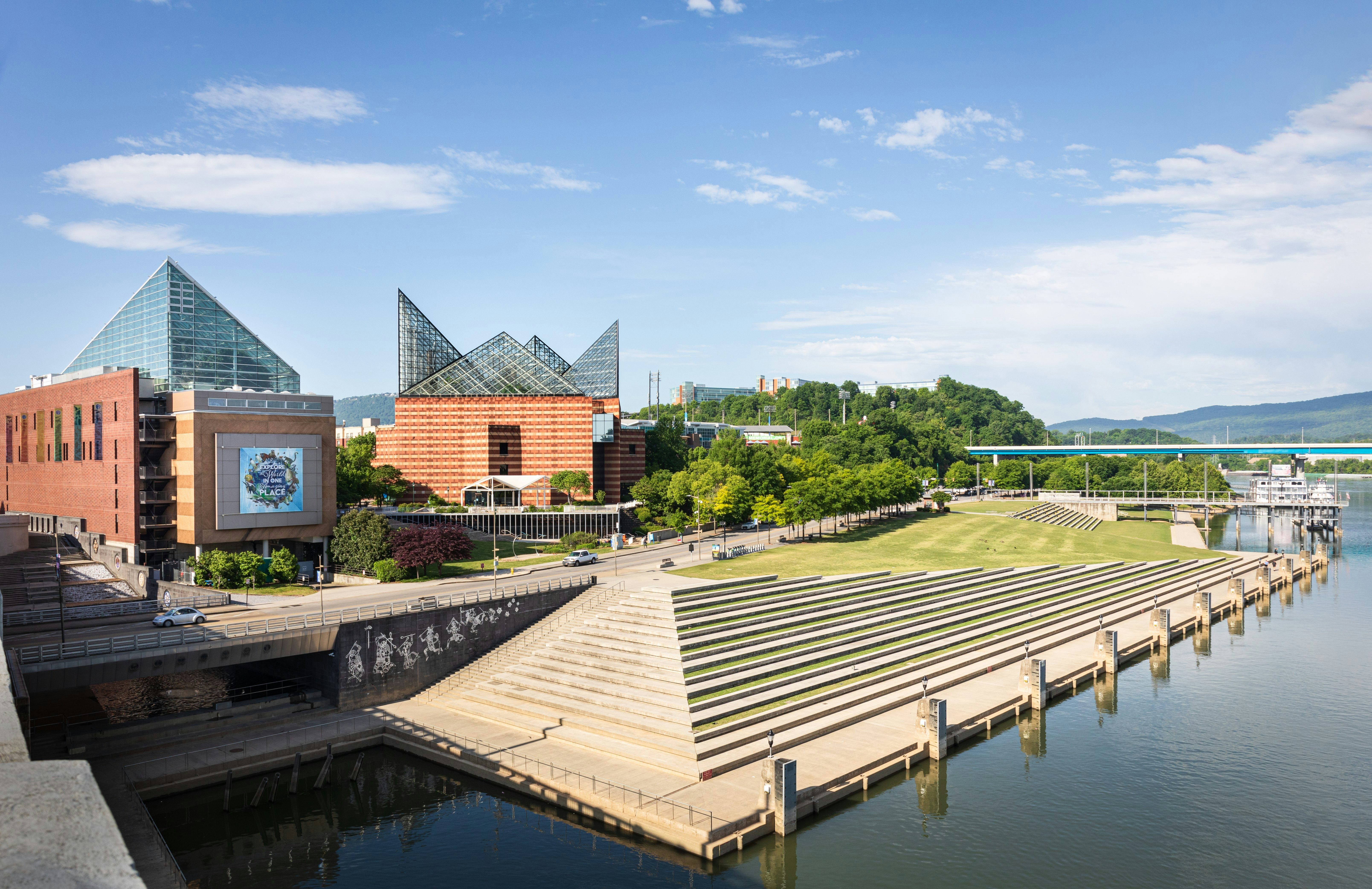 CHATTANOOGA, TN, USA-9 MAY 2021: Chattanooga's Riverfront, on the Tennessee river. The Tennessee Aquarium sets behind. Ross's Landing & the Passage
greenery