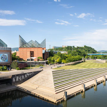 CHATTANOOGA, TN, USA-9 MAY 2021: Chattanooga's Riverfront, on the Tennessee river. The Tennessee Aquarium sets behind. Ross's Landing & the Passage
greenery