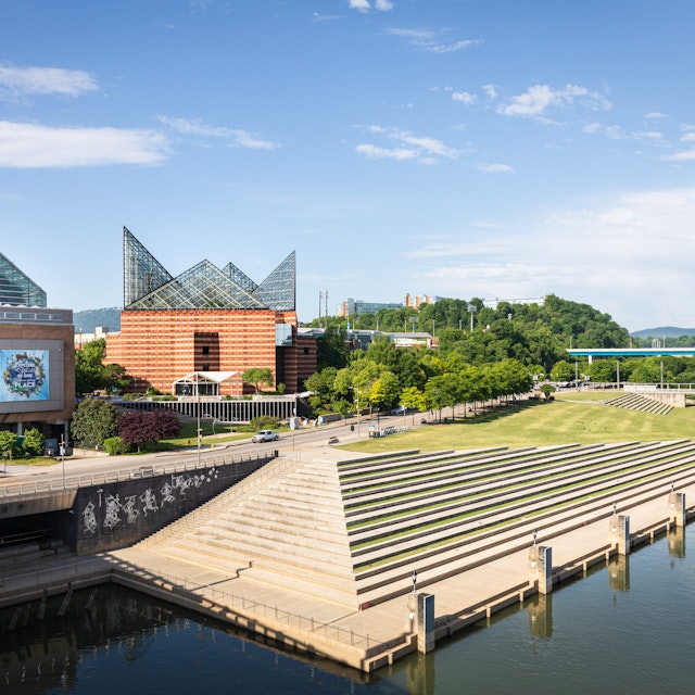 CHATTANOOGA, TN, USA-9 MAY 2021: Chattanooga's Riverfront, on the Tennessee river. The Tennessee Aquarium sets behind. Ross's Landing & the Passage
greenery