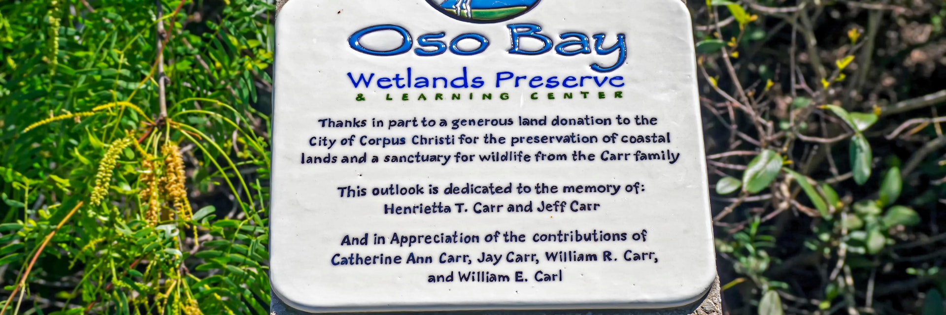 2A3HTW6 Decorative plaque at Oso Bay Wetlands Preserve & Learning Center thanking the city of Corpus Christi, Texas USA for a land donation.
