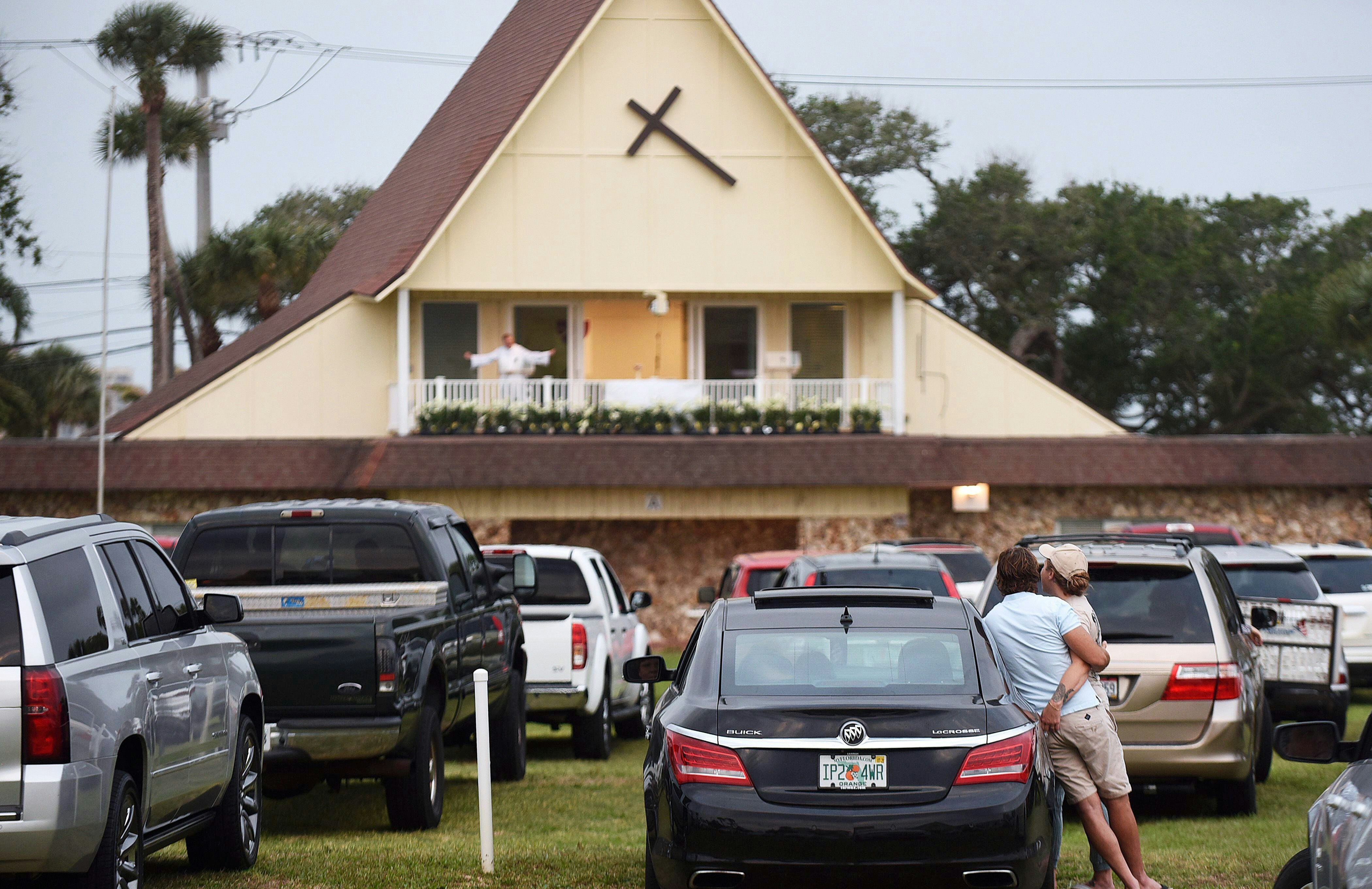 2BE61NY April 12, 2020 - Daytona Beach Shores, Florida, United States - People in cars attend Easter Sunday services at the Daytona Beach Drive-in Christian Church as a way to practice social distancing during the coronavirus pandemic on April 12, 2020 in Daytona Beach Shores, Florida. Florida's stay-at- home order exempts religious services, but Governor Ron DeSantis has advised against attending crowded religious gatherings. (Paul Hennessy/Alamy)
Daytona Beach Drive-In Church
