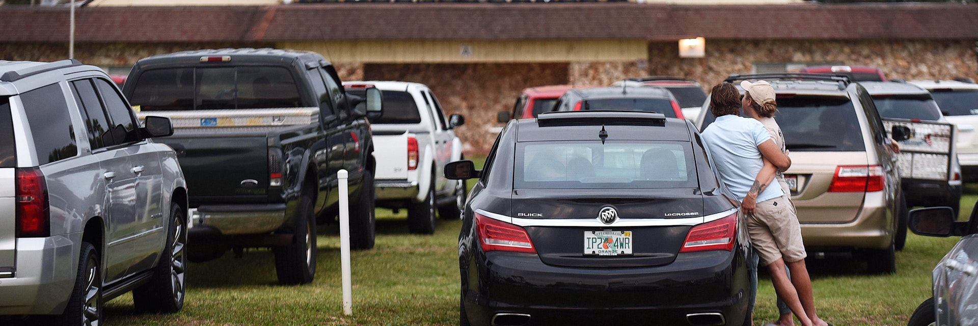 2BE61NY April 12, 2020 - Daytona Beach Shores, Florida, United States - People in cars attend Easter Sunday services at the Daytona Beach Drive-in Christian Church as a way to practice social distancing during the coronavirus pandemic on April 12, 2020 in Daytona Beach Shores, Florida. Florida's stay-at- home order exempts religious services, but Governor Ron DeSantis has advised against attending crowded religious gatherings. (Paul Hennessy/Alamy)
Daytona Beach Drive-In Church