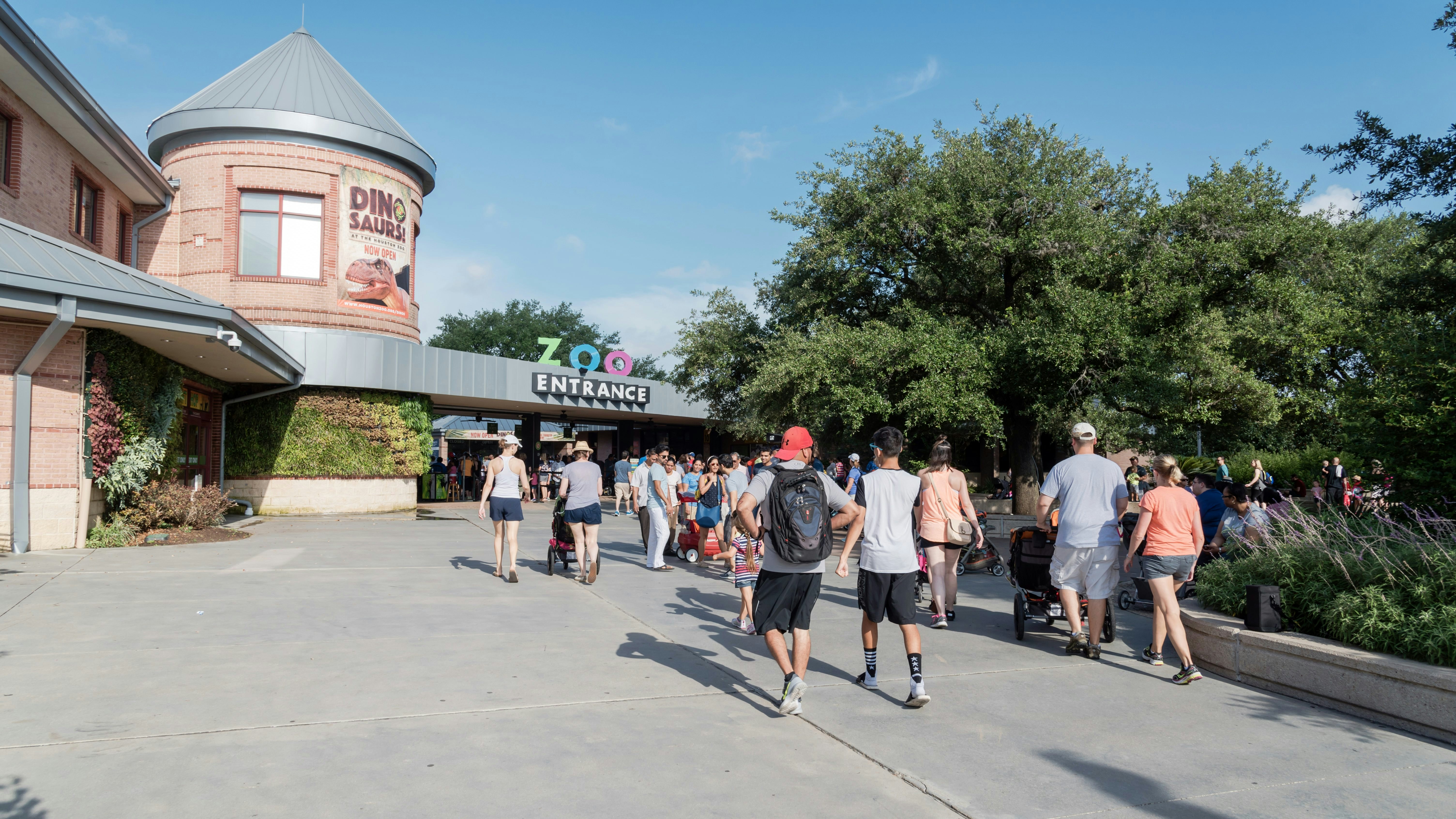 HOUSTON, US-JUN 25, 2016: Visitors entering the Houston Zoo, a 55-acre zoological park located in Hermann Park, Houston, Texas. It houses over 6,000 animals, and receives 1.8 million visitors per year