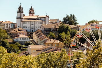 Viseu Cathedral in the background with the Ferris wheel at the São Mateus fair in the foreground