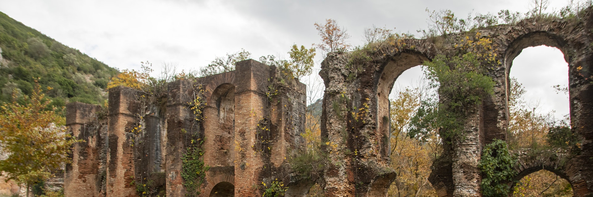 near the village of Ayios Georgios, north of Fillipiada there ruins from the ancient Roman  aqueduct of Nikopolis