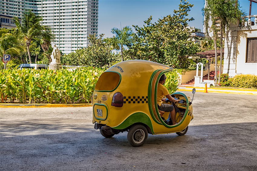 Un taxi moto cubain jaune en forme de noix de coco (connu sous le nom de taxi Coco), près de l'hôtel Nacional de Cuba à La Havane