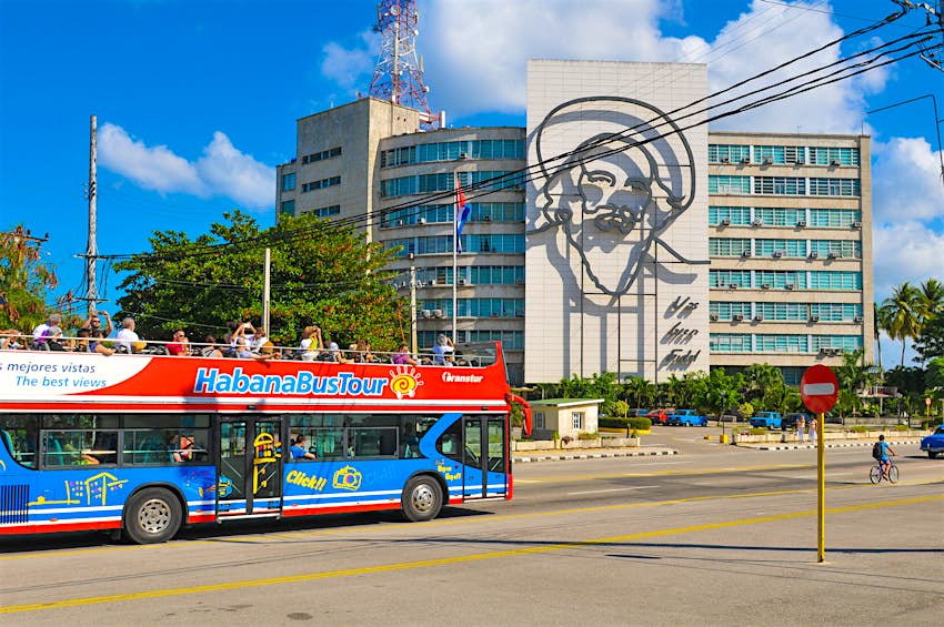Visites touristiques bleues et rouges lors d'une visite en bus sur la Plaza de la Revolucion (place de la Révolution) à La Havane. 