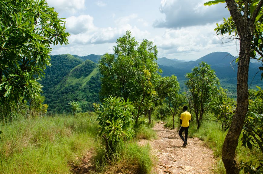Местная прогулка по пышной тропе на горе Авадату, округ Вольта, Гана.