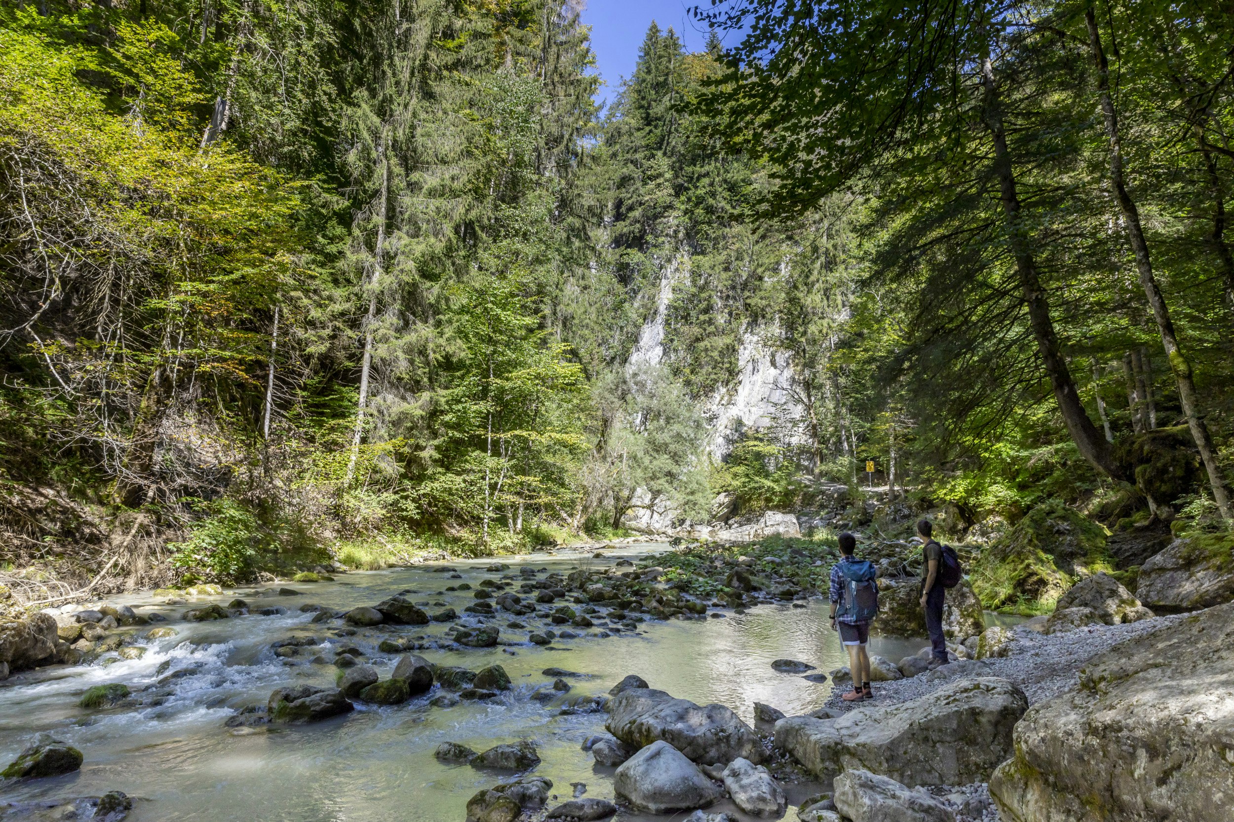 Hikers at Broc, Gorges de la Jogne, Schluchtenwanderung