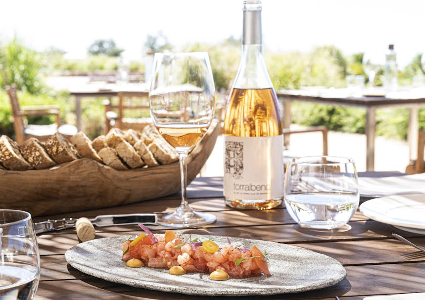 Ceviche Rojo de Caravineros y Encurtidos vid Torralbenc i Alaior, Menorca