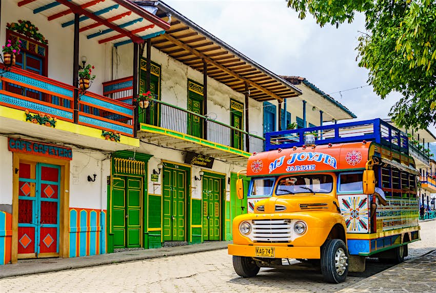 Bus de cannabis coloré à Jardin, Antioquia, Colombie