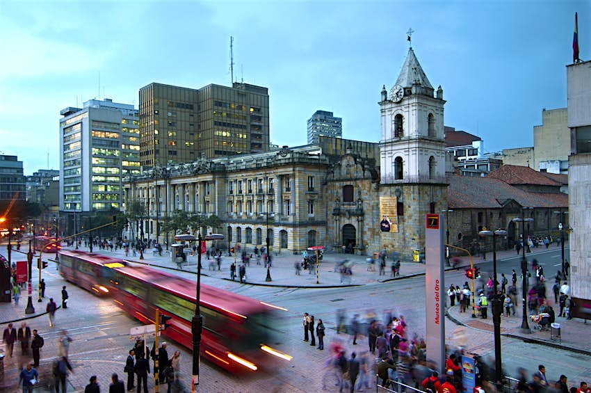 Le bus rouge TransMilenio s'arrête près de l'Iglesia de San Francisco à Bogota, Colombie