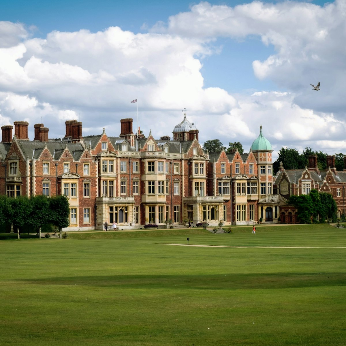 Located in Norfolk, Sandringham House is one of two personal and private residences owned by the English Royal Family. The residence - which is occupied since Elizabethan times - is one of the most loved by the Queen, who uses to spend here the Christmas Day and year-end holidays.