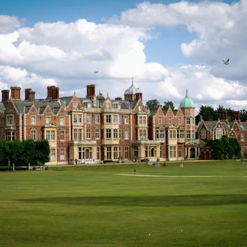 Located in Norfolk, Sandringham House is one of two personal and private residences owned by the English Royal Family. The residence - which is occupied since Elizabethan times - is one of the most loved by the Queen, who uses to spend here the Christmas Day and year-end holidays.