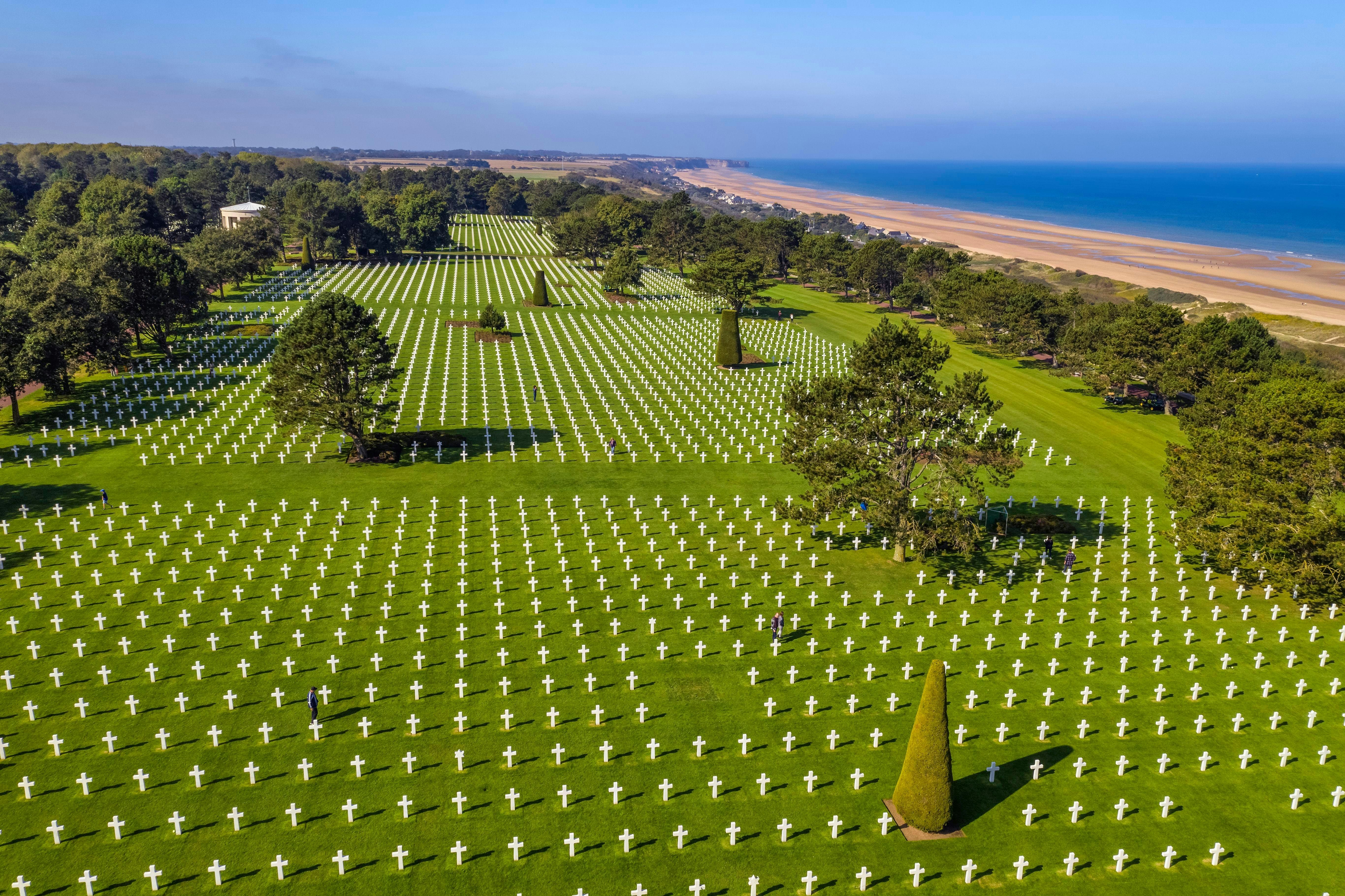 T8BJ49 France, Calvados, Colleville sur Mer, the Normandy Landings Beach, Normandy American Cemetery and Memorial, Omaha Beach in the background