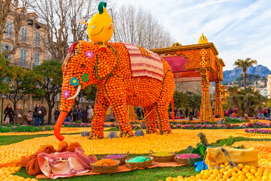 En stor citruselefant som en del av Fête du Citron