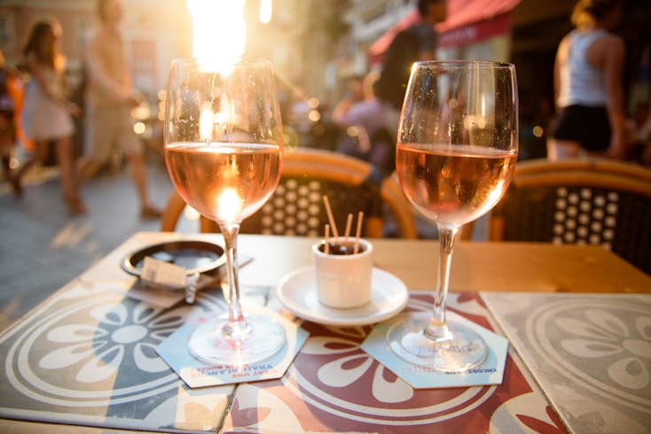Evening sun and apéritifs in Nice, France