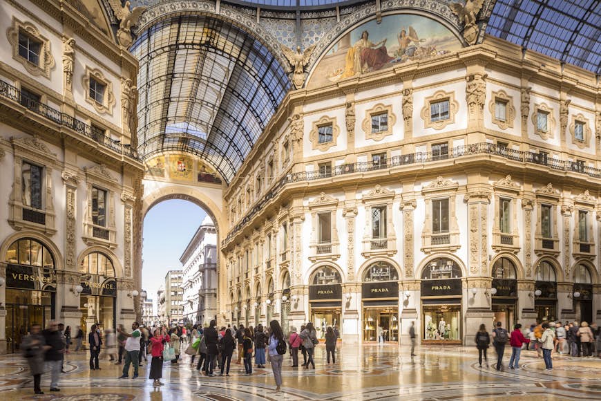 Interiören i Galleria Vittorio Emanuele II i Milano med den ursprungliga Prada-butiken i bakgrunden