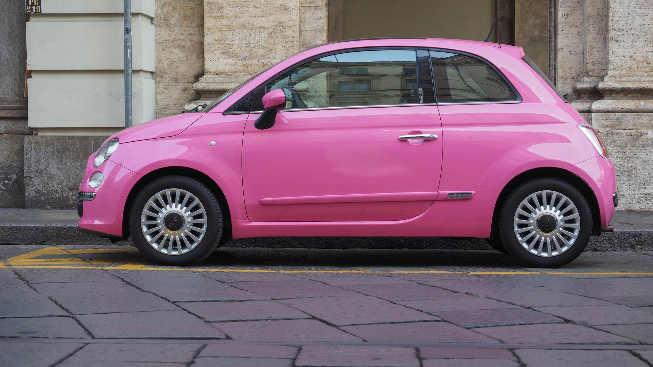 Como moverse por Turin. Los Fiat son los mejores para viajes de un día desde Turín con la zona central de tráfico limitado que reduce los viajes innecesarios en automóvil El nuevo modelo de coche Fiat 500 es una nueva versión del famoso modelo italiano Fiat 500 de los años sesenta