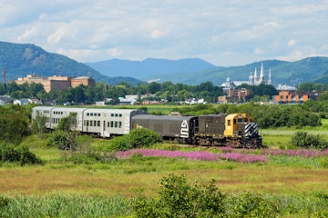 Train on Quebec City–La Malbaie railway line.