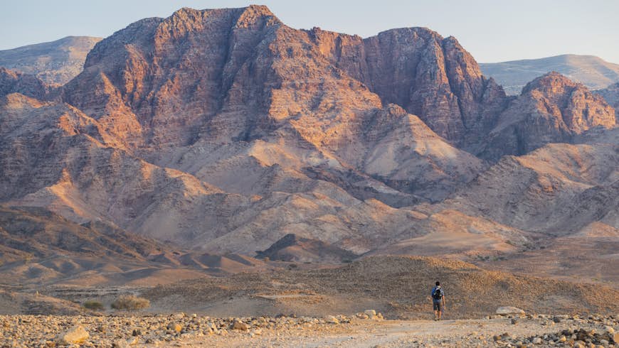 Vyras žygiuoja link Vadi Feido iš Wadi Feynan dykumos šalies. 