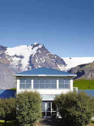 Hótel Skaftafell overlooking a prime section of the mountainous Vatnajökull National Park.