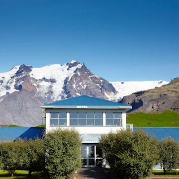 Hótel Skaftafell overlooking a prime section of the mountainous Vatnajökull National Park.