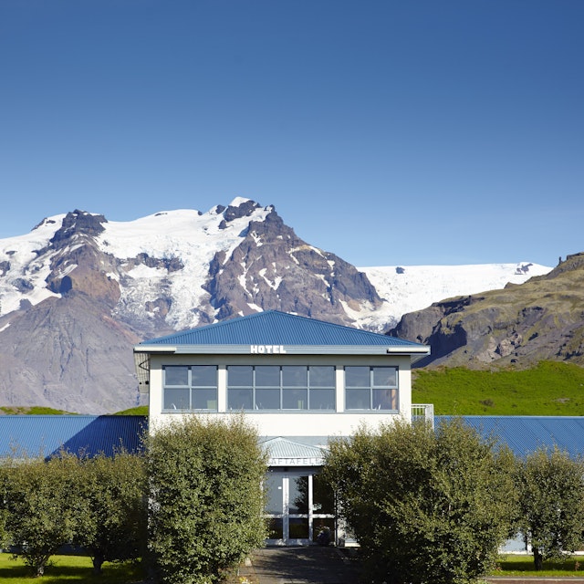 Hótel Skaftafell overlooking a prime section of the mountainous Vatnajökull National Park.