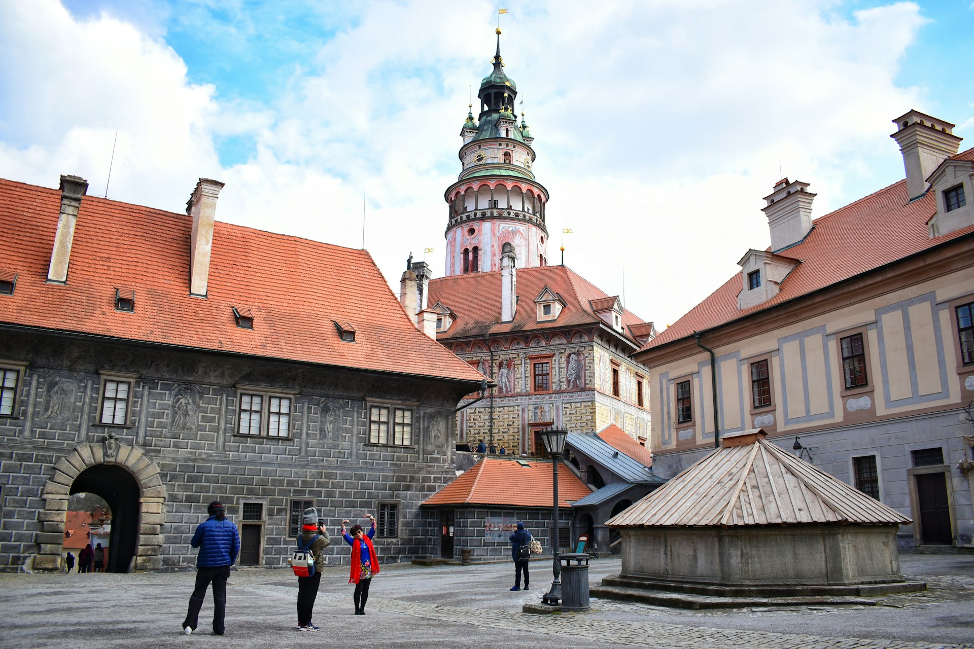 Besökare beundrar torget nedanför slottstornet i renässansstil i Český Krumlov 