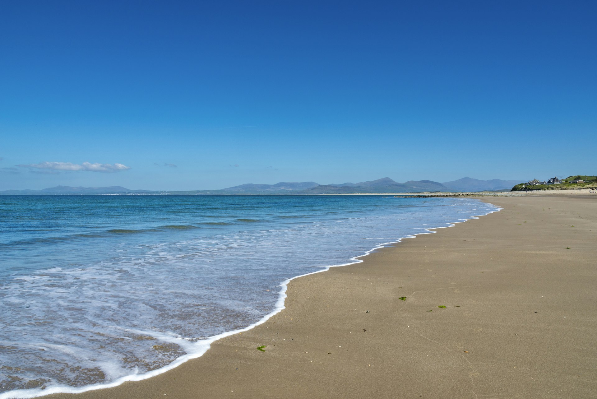 A beautiful beach near Harlech with stunning views to the mountains of Snowdonia in the distance, Snowdonia, North Wales