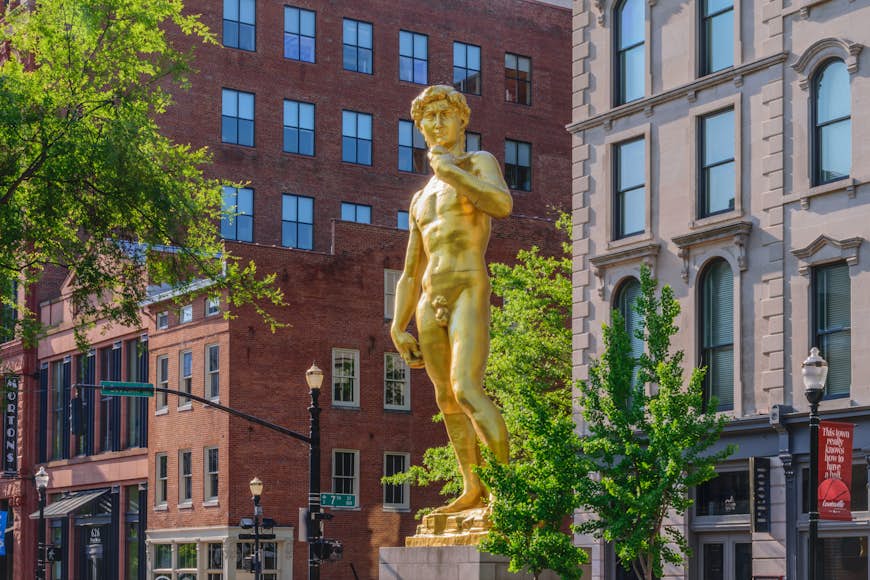 21c Museum Hotel Statue dorée géante de David.  David mesure 30 pieds de long dans la rue principale de Louisville dans le Kentucky.