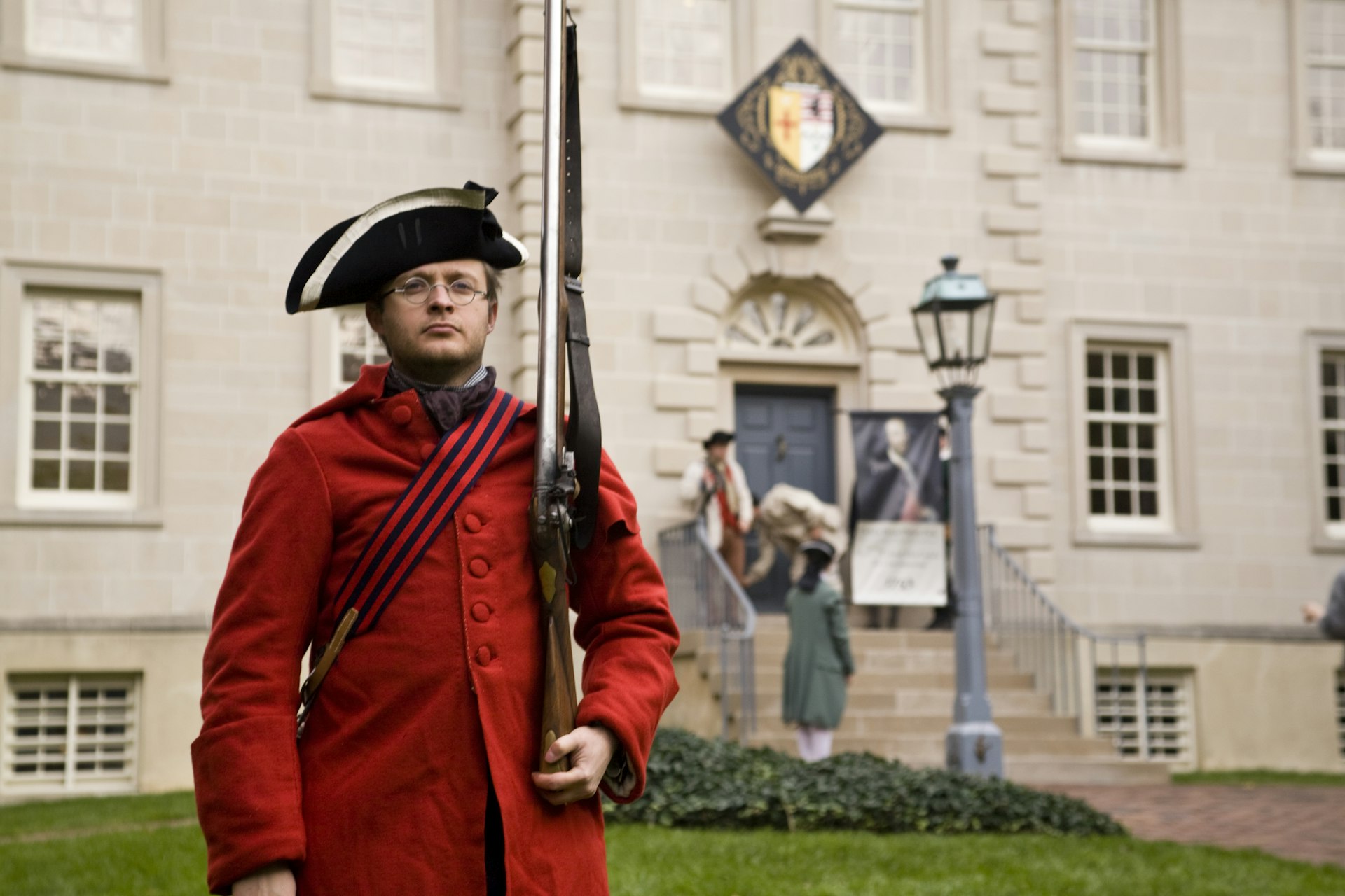 An actor dressed as a Revolutionary War soldier in a red coat and bicorne hat at Carlyle House, Alexandria, Virginia, USA