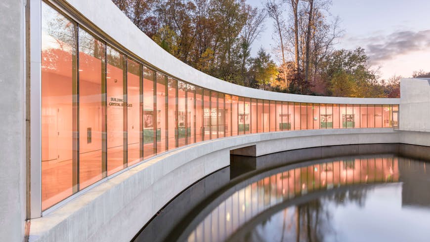 Crystal Bridges Graceful Museum of American Art, основанный Элис Уолтон и спроектированный Моше Сафди.