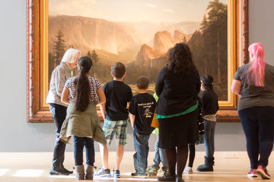 En grupp människor tittar på en målning på Crocker Art Museum, Sacramento, Kalifornien 